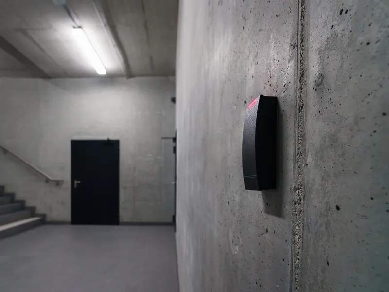 Lecteur de badge à l’entrée d’un couloir, dans un bâtiment tertiaire