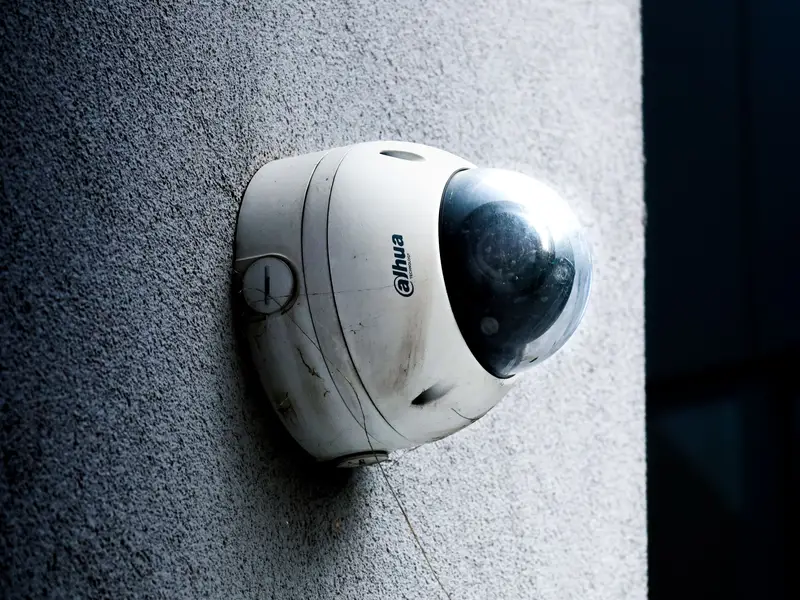 Caméra dôme fixée en applique sur un mur, de nuit